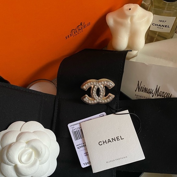NWT Chanel Brooch gold tone with crystals - Picture 3 of 16